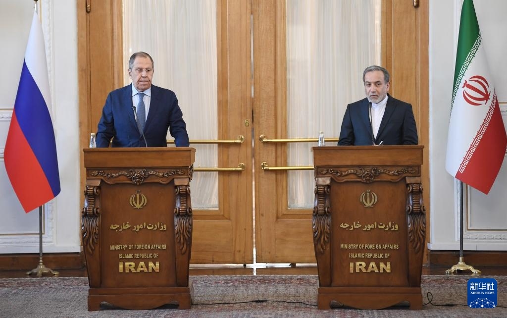 2月25日，在伊朗德黑蘭，伊朗外交部長阿拉格齊（右）與俄羅斯外長拉夫羅夫出席聯(lián)合新聞發(fā)布會(huì)。新華社記者 沙達(dá)提 攝