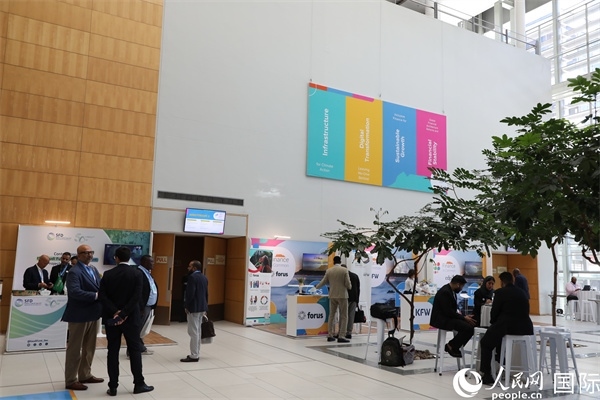 第5屆“共同金融”峰會在南非開普敦國際會議中心開幕。圖為與會嘉賓正在交談。人民網(wǎng)記者 戴楷然攝