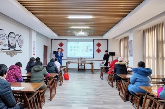 實(shí)踐支隊(duì)隊(duì)員在涇河村進(jìn)行反詐宣講。學(xué)校供圖