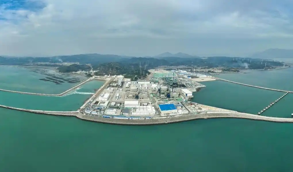 △2025年1月1日0時17分，經(jīng)過168小時滿功率連續(xù)運(yùn)行考核，漳州核電1號機(jī)組正式投入商業(yè)運(yùn)行。