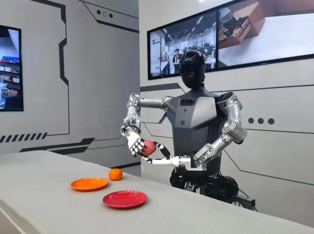 △2025年2月24日，北京“機(jī)器人大世界”展出的機(jī)器人正在完成日常家務(wù)。