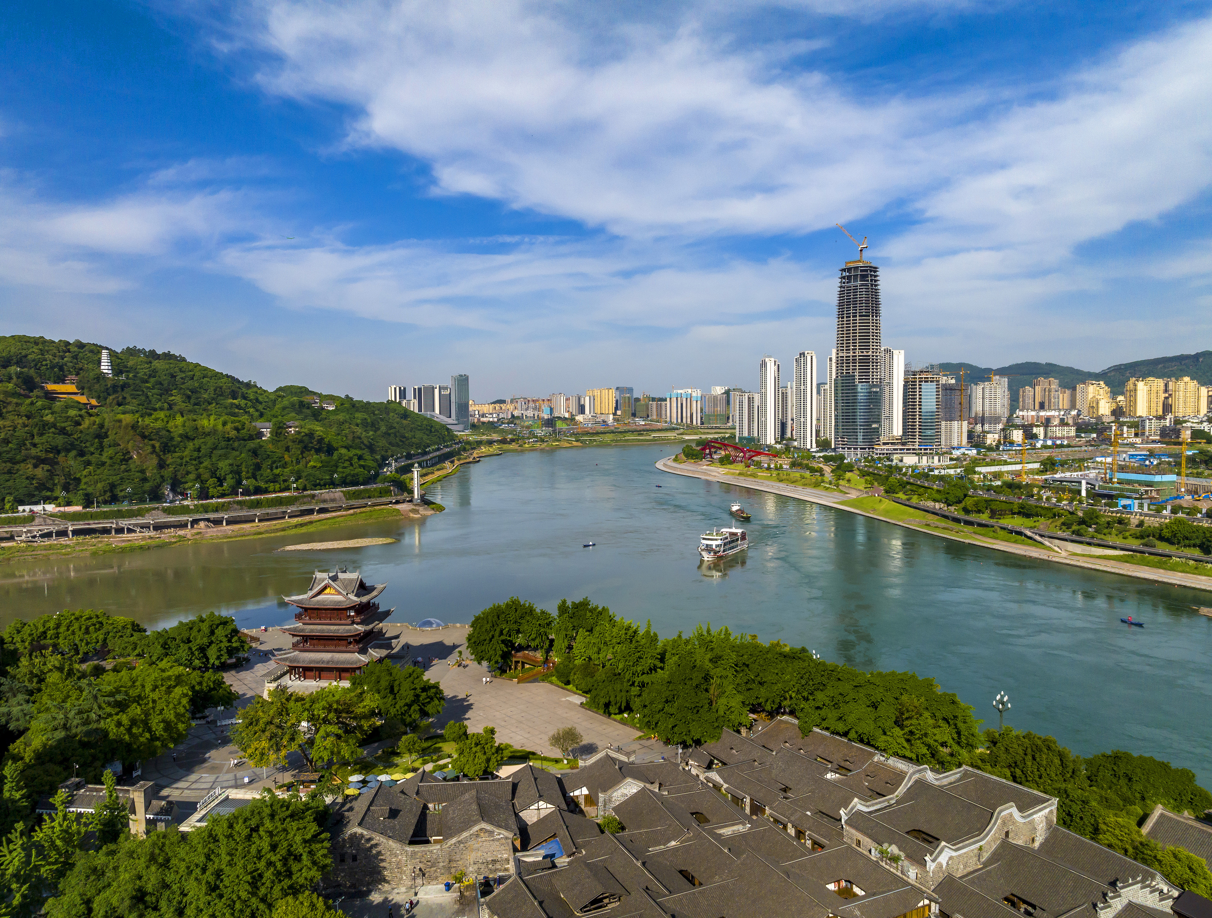 “長江首城”四川宜賓，經(jīng)過長江生態(tài)綜合治理后的三江交匯處風(fēng)光。