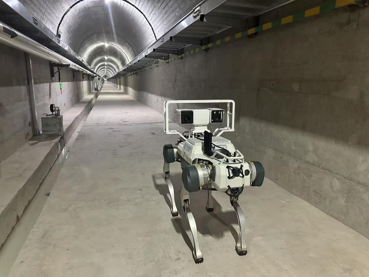 機(jī)器人正在對大壩廊道進(jìn)行巡檢，重點監(jiān)測裂縫，滲水點，積水等。水利部供圖