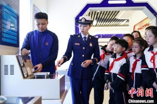 圖為學(xué)生們參觀道里區(qū)消防救援大隊消防科普體驗館內(nèi)電器火災(zāi)演示實驗臺。中新社記者 趙宇航 攝