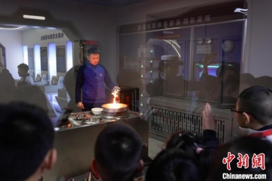 圖為學(xué)生們參觀道里區(qū)消防救援大隊消防科普體驗館內(nèi)火場真實體驗演示區(qū)。中新社記者 趙宇航 攝