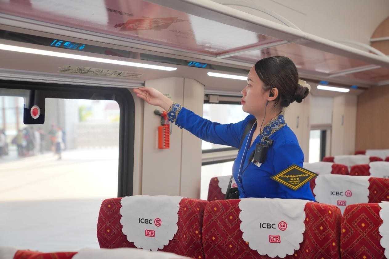 中老鐵路瀾滄號(hào)動(dòng)車組列車長(zhǎng)小麗正在進(jìn)行車廂檢查。老中鐵路有限公司供圖