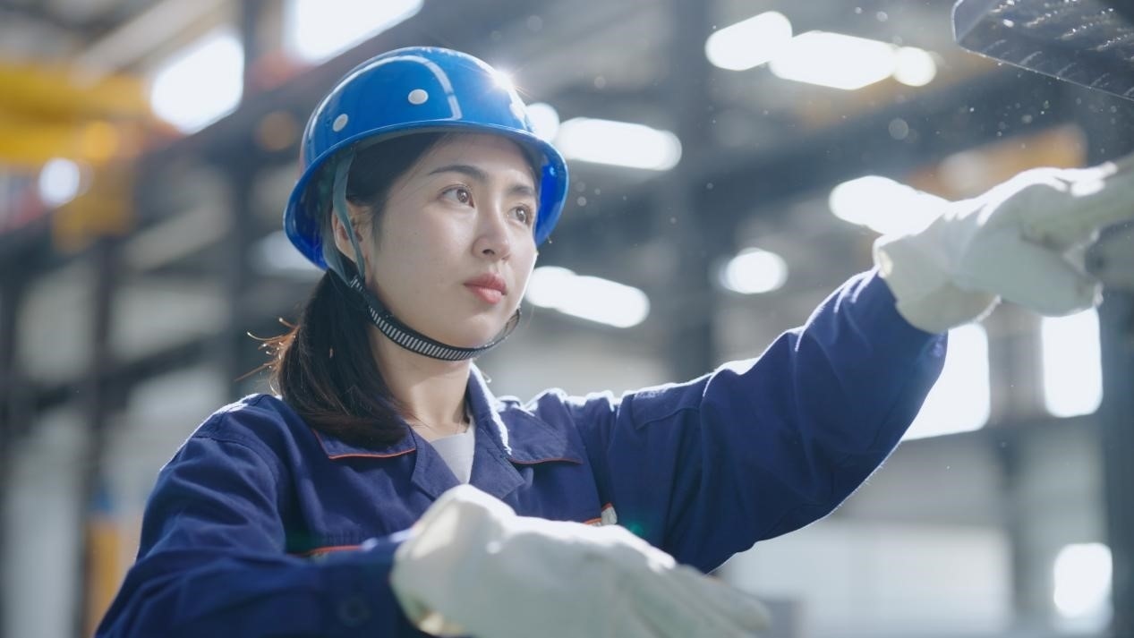 老中鐵路有限公司萬(wàn)象運(yùn)營(yíng)管理中心機(jī)輛車間希達(dá)在工作中。老中鐵路有限公司供圖