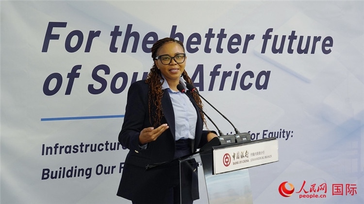 馬塞莫拉女士詳細(xì)介紹了南非政府在基礎(chǔ)設(shè)施建設(shè)方面的最新規(guī)劃和社會公益項目。人民網(wǎng) 劉暢攝