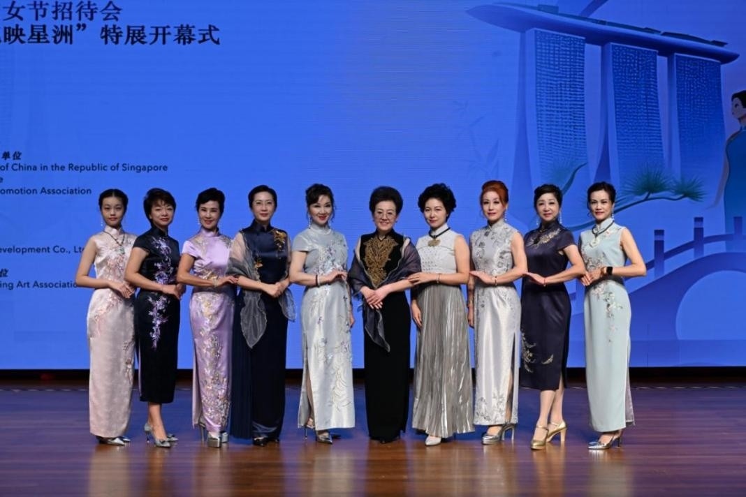 海派旗袍走秀展示著不同款式旗袍的獨(dú)特魅力。新加坡中國文化中心供圖