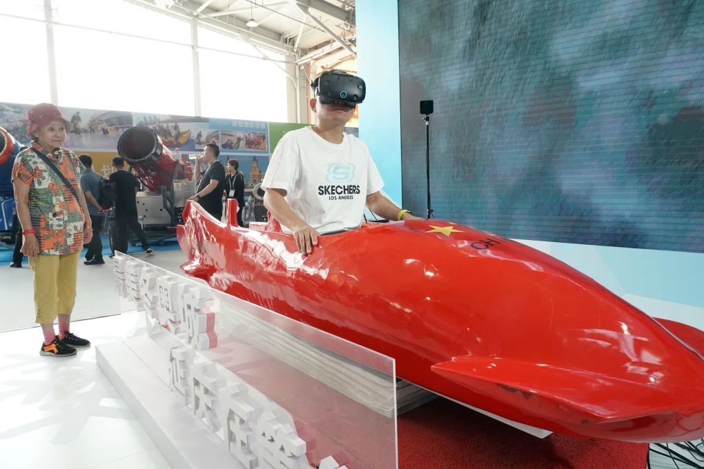 2023年9月15日，觀眾在2023國(guó)際冬季運(yùn)動(dòng)（北京）博覽會(huì)現(xiàn)場(chǎng)通過(guò)VR設(shè)備體驗(yàn)雪車(chē)。新華社記者 任超 攝