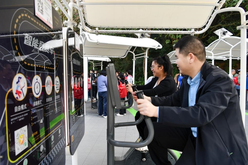 2024年1月20日，市民在蓮花山公園西區(qū)室外智能健身房參加競(jìng)賽活動(dòng)。當(dāng)日，深圳市室外智能健身競(jìng)賽活動(dòng)舉行。新華社記者 梁旭 攝