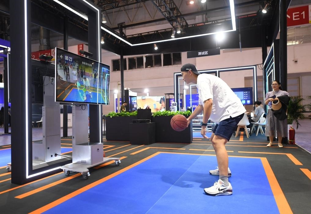 2023年8月25日，在HICOOL2023全球創(chuàng)業(yè)者峰會(huì)展覽展示區(qū)，觀眾體驗(yàn)AI智慧體育運(yùn)動(dòng)系統(tǒng)。當(dāng)日，HICOOL2023全球創(chuàng)業(yè)者峰會(huì)在位于北京市順義區(qū)的中國(guó)國(guó)際展覽中心（新館）開(kāi)幕。新華社記者 任超 攝