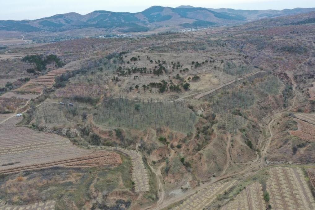 朝陽(yáng)凌源無(wú)白丁遺址群（2024年11月23日攝）。新華社發(fā)（遼寧省文物考古研究院供圖）