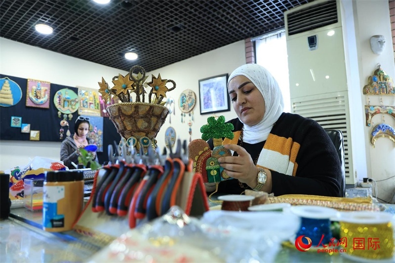 設(shè)計(jì)師娜達(dá)在制作巴比倫時(shí)期飾品。人民網(wǎng)伊納斯·易卜拉欣攝