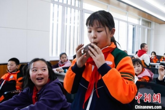 圖為學生在“國寶音樂會”社教課中體驗吹陶塤。中新社記者 馬銘言 攝