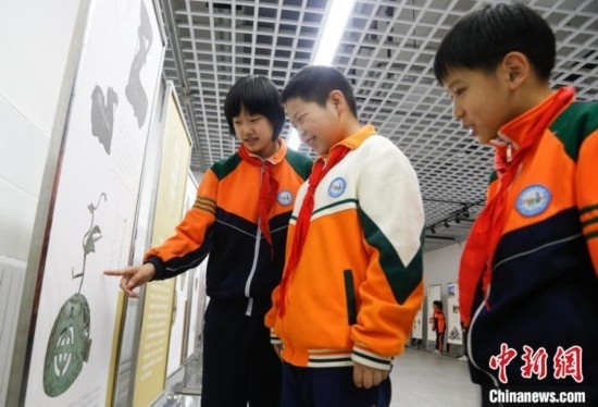 圖為學生了解出土于青海省西寧市大通回族土族自治縣的漢代鸞鳳銅熏爐蓋。中新社記者 馬銘言 攝