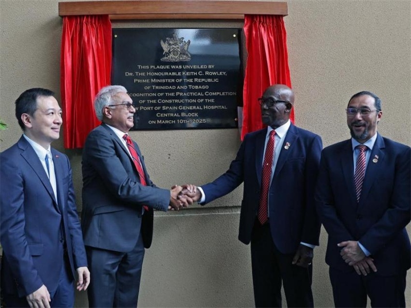 特多總理基思·羅利（右二）等特方政要、中國(guó)駐特多使館臨時(shí)代辦楊晗（左一）等出席西班牙港總醫(yī)院項(xiàng)目揭幕儀式。中國(guó)鐵建（加勒比）有限公司供圖