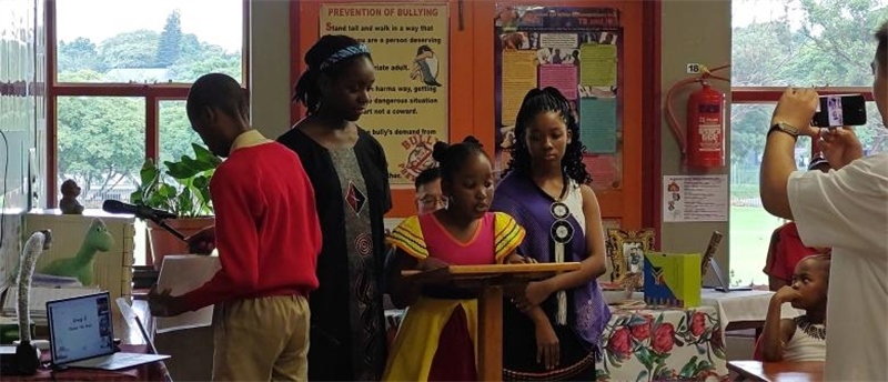 南非學(xué)生介紹南非。