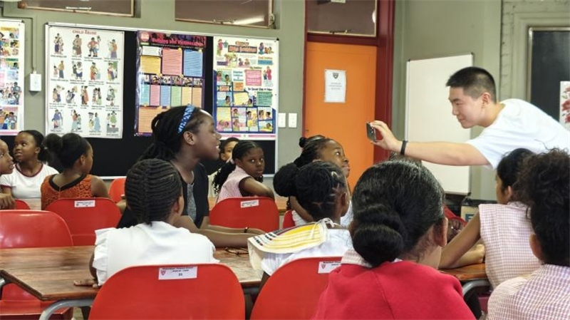 南非學(xué)生現(xiàn)場提問。