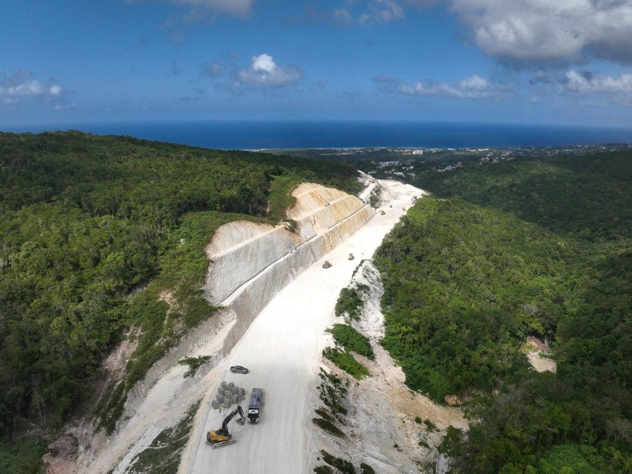 圖為中企承建的牙買加蒙特哥貝繞城路項(xiàng)目基層試驗(yàn)段正在進(jìn)行攤鋪和碾壓施工，相關(guān)施工工作已于近日順利完成。中國港灣美洲區(qū)域公司供圖