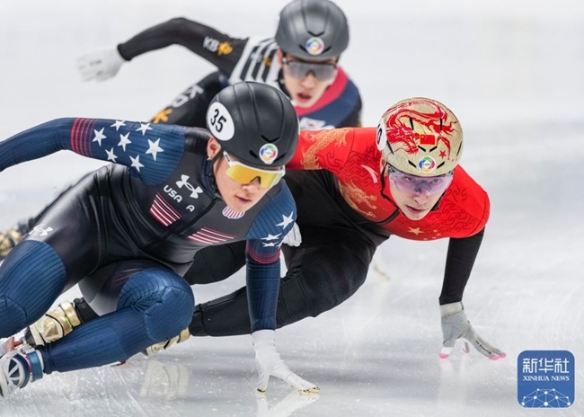 中國(guó)隊(duì)選手劉少昂（右）在比賽中。新華社記者 孫非 攝