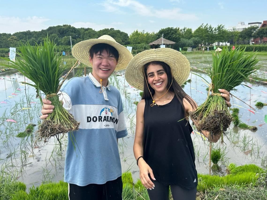 卡友琪在插秧。受訪者供圖