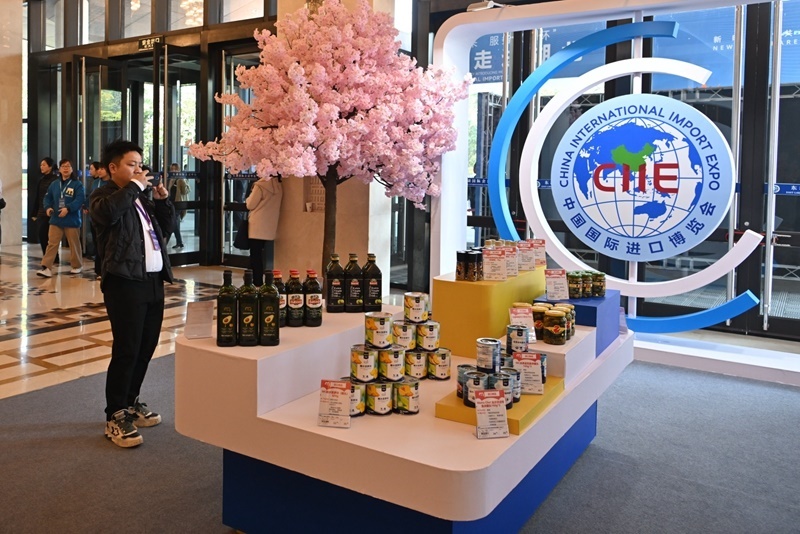 參會(huì)嘉賓在“進(jìn)博會(huì)走進(jìn)湖北”活動(dòng)主題推介會(huì)展區(qū)拍攝。人民網(wǎng)記者 翁奇羽攝