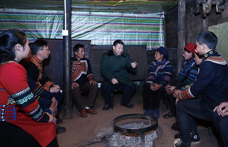 △2018年2月11日，四川涼山彝族自治州昭覺縣三岔河鄉(xiāng)三河村，習(xí)近平總書記來到村民節(jié)列俄阿木家中看望。