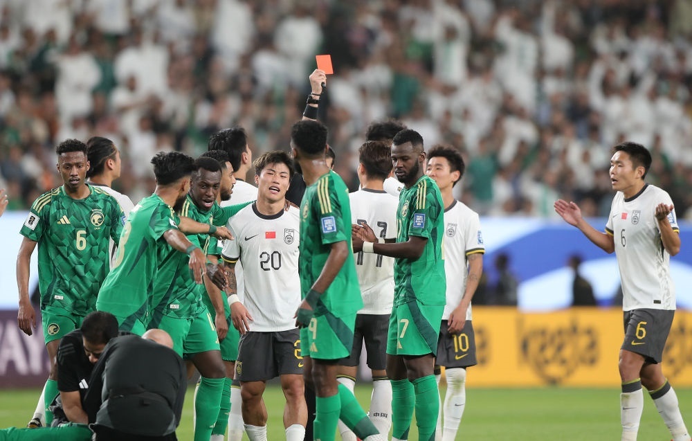 3月20日，主裁判向中國隊(duì)球員林良銘出示紅牌。新華社記者 王東震 攝