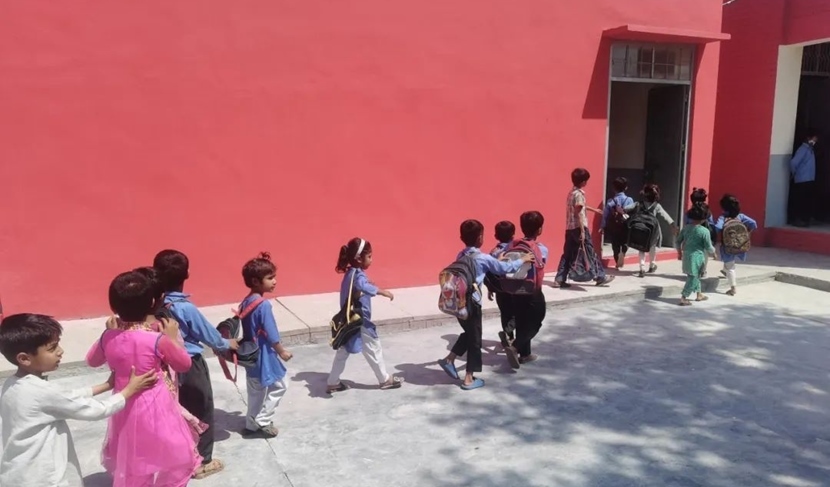 同學們走進修繕一新的校園。中國電建集團湖北工程有限公司供圖