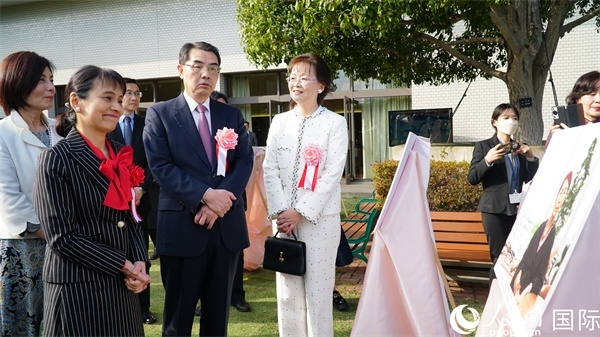 共同觀看女性成就圖片展。人民網(wǎng) 蔣曉辰攝