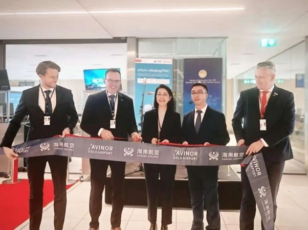 中國(guó)駐挪威大使侯?lèi)偅ㄖ校┏鱿：綂W斯陸—北京直航開(kāi)航儀式。中國(guó)駐挪威大使館供圖
