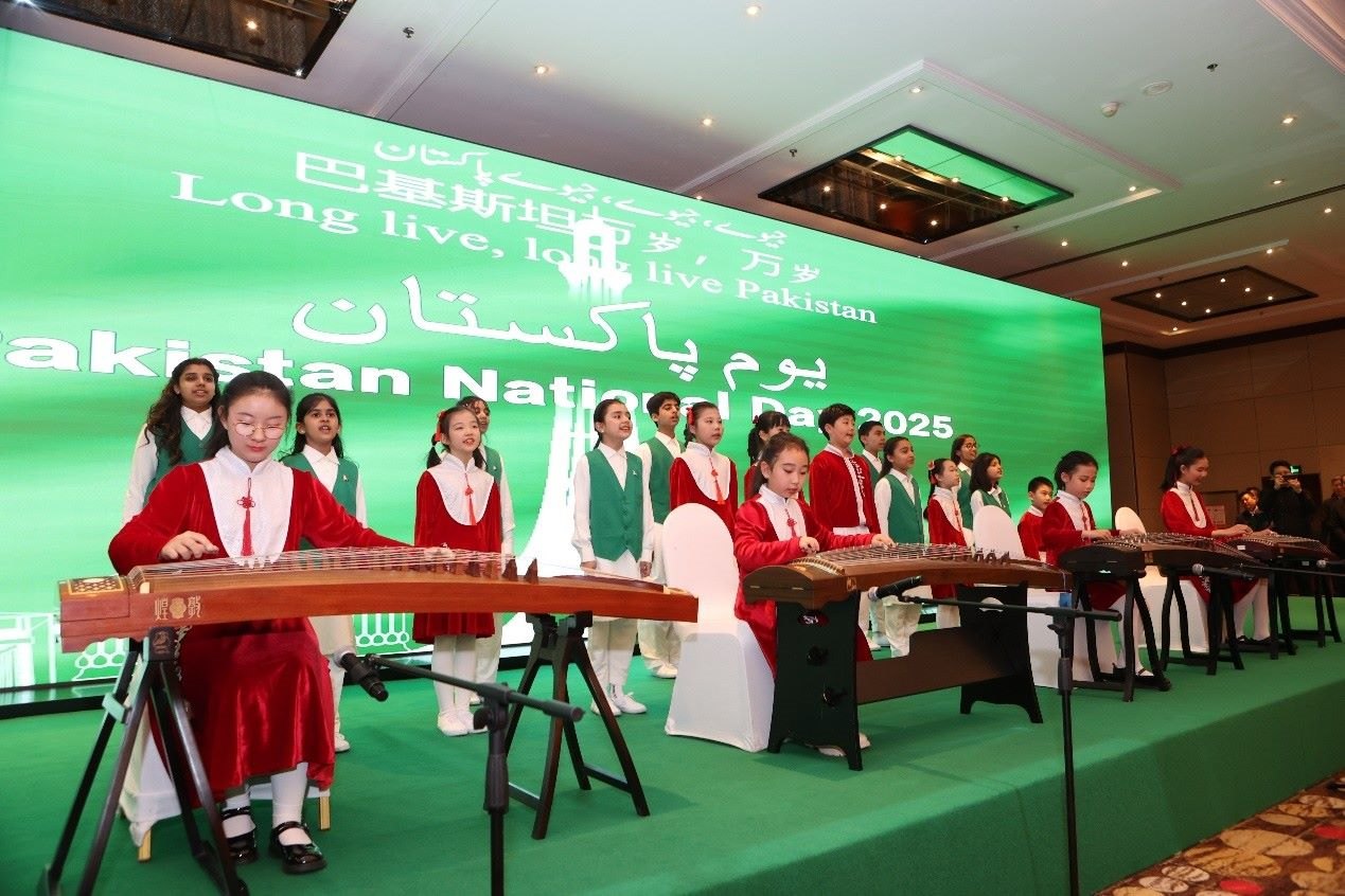 中巴兩國學生演出。巴基斯坦駐華大使館供圖