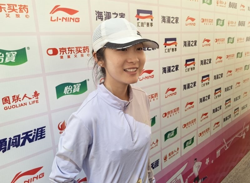 徐冰潔賽后接受采訪。 人民網(wǎng)記者 楊磊攝