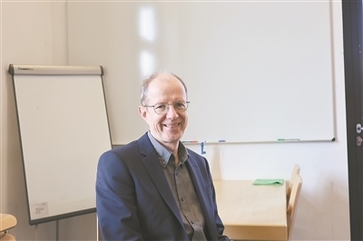 德國物理學(xué)會(huì)主席、雷根斯堡大學(xué)凝聚態(tài)物理學(xué)家克勞斯·里希特教授。駐德國記者 李山攝