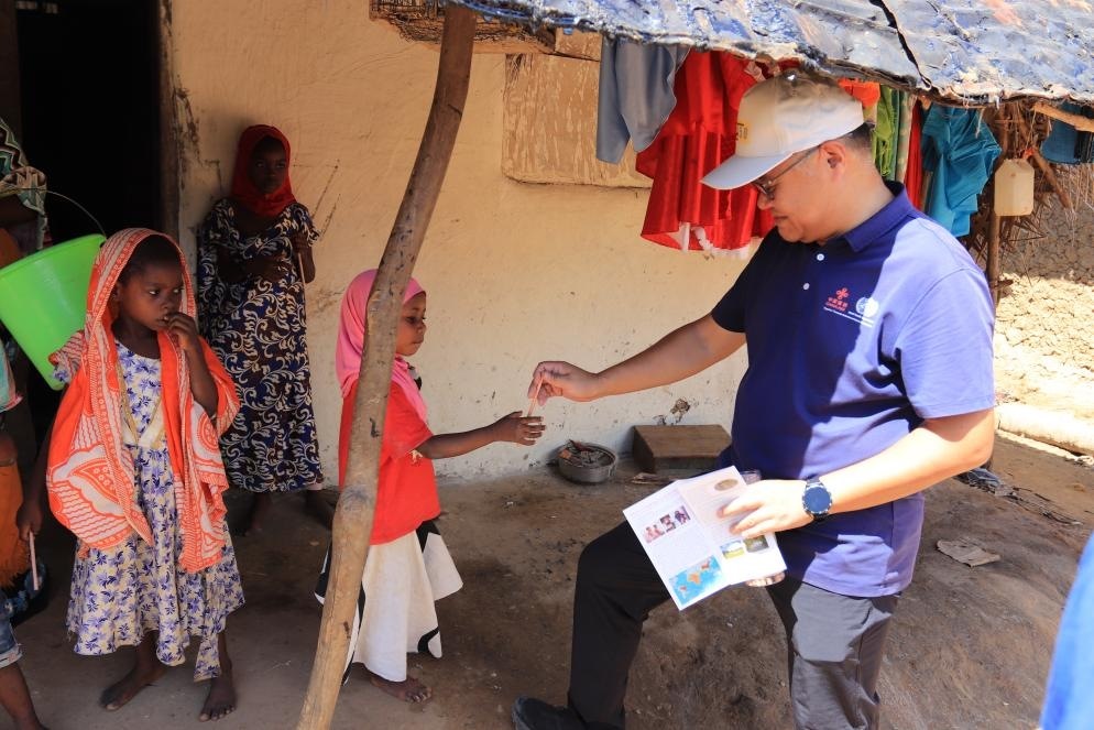 專家組向村民發(fā)放健康教育手冊和健康教育用品。專家組供圖