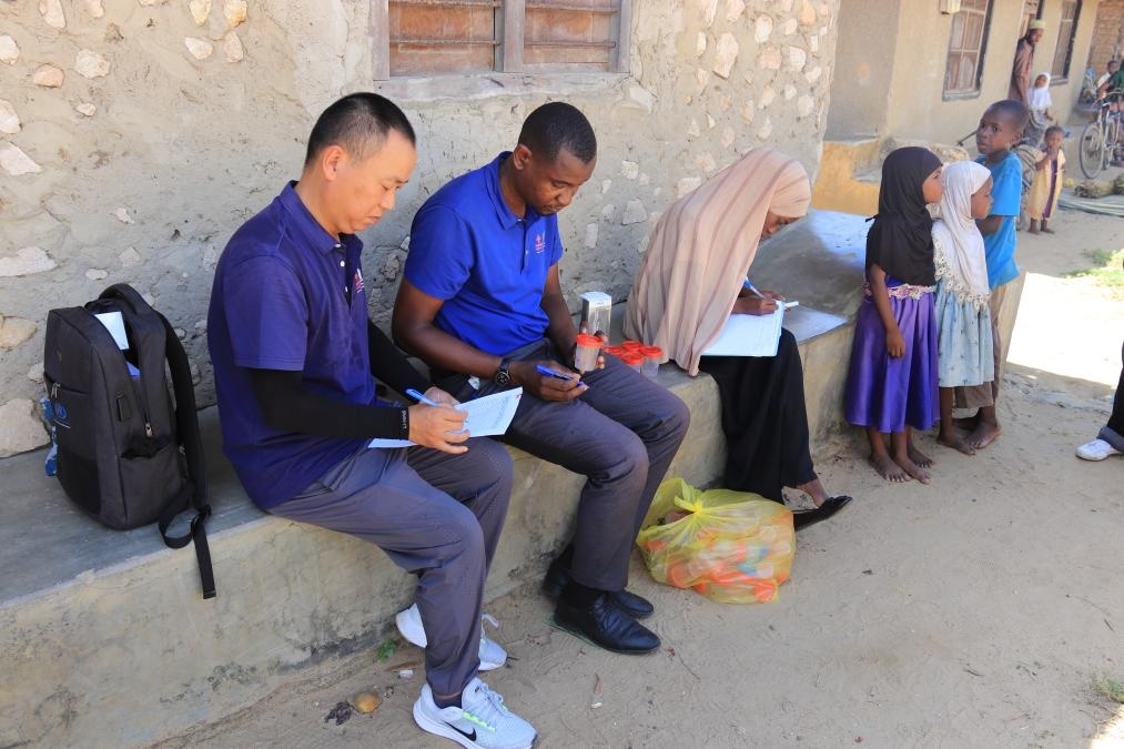 專家組指導非方疾控人員開展疾病篩查工作。專家組供圖