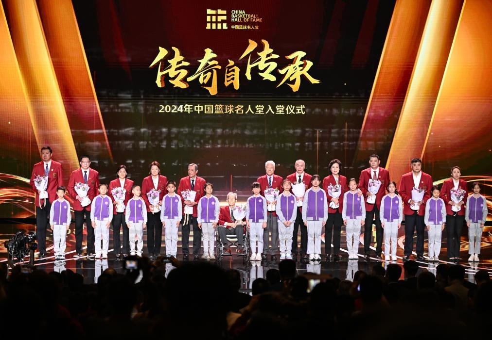 3月23日，在場的各屆中國籃球名人堂入堂人物在入堂儀式上合影留念。新華社記者 陳鐘昊 攝