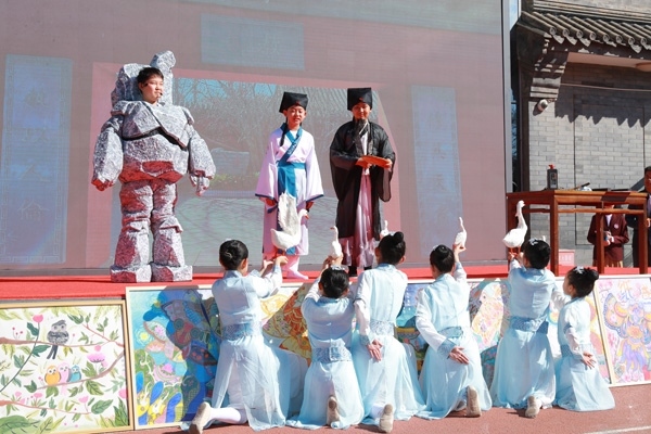 展覽開(kāi)幕式上，府學(xué)學(xué)子上演情景劇《鵝池》。府學(xué)胡同小學(xué)供圖