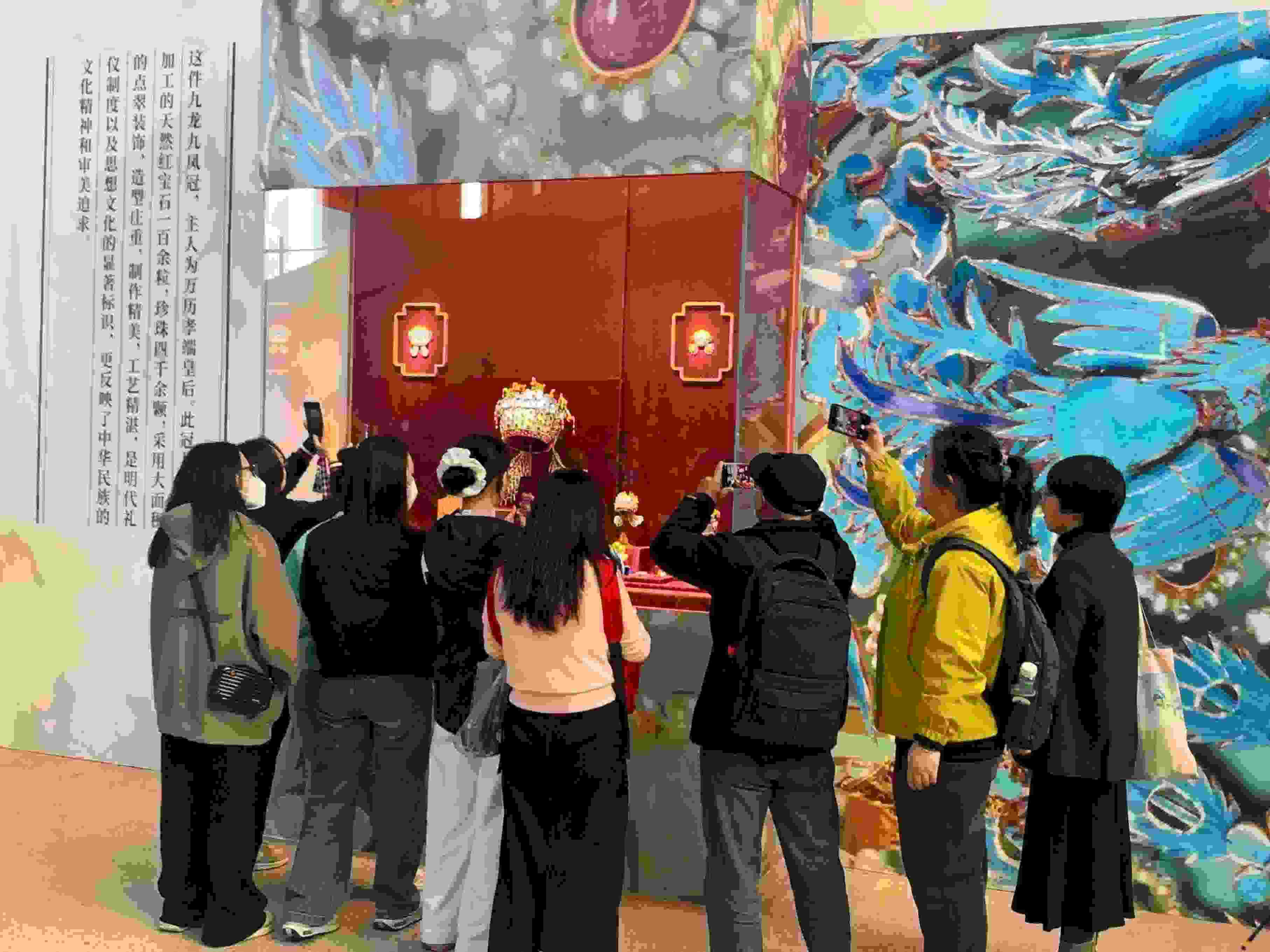 觀眾參觀國(guó)博鳳冠系列文創(chuàng)產(chǎn)品。人民網(wǎng)記者 劉穎穎攝