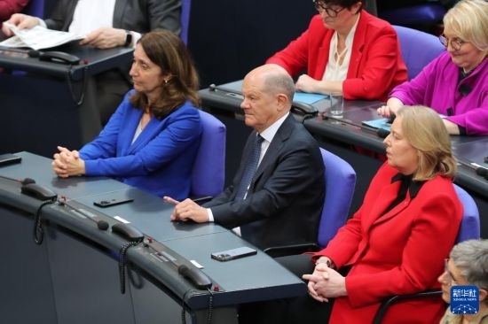 3月25日，在德國(guó)柏林，朔爾茨（中）出席新一屆德國(guó)聯(lián)邦議院首次全體會(huì)議。新華社記者 杜哲宇 攝