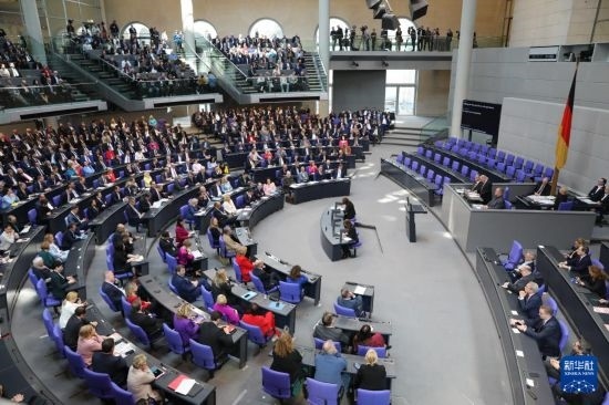 3月25日，在德國(guó)柏林，新一屆德國(guó)聯(lián)邦議院成立并召開首次全體會(huì)議。新華社記者 杜哲宇 攝