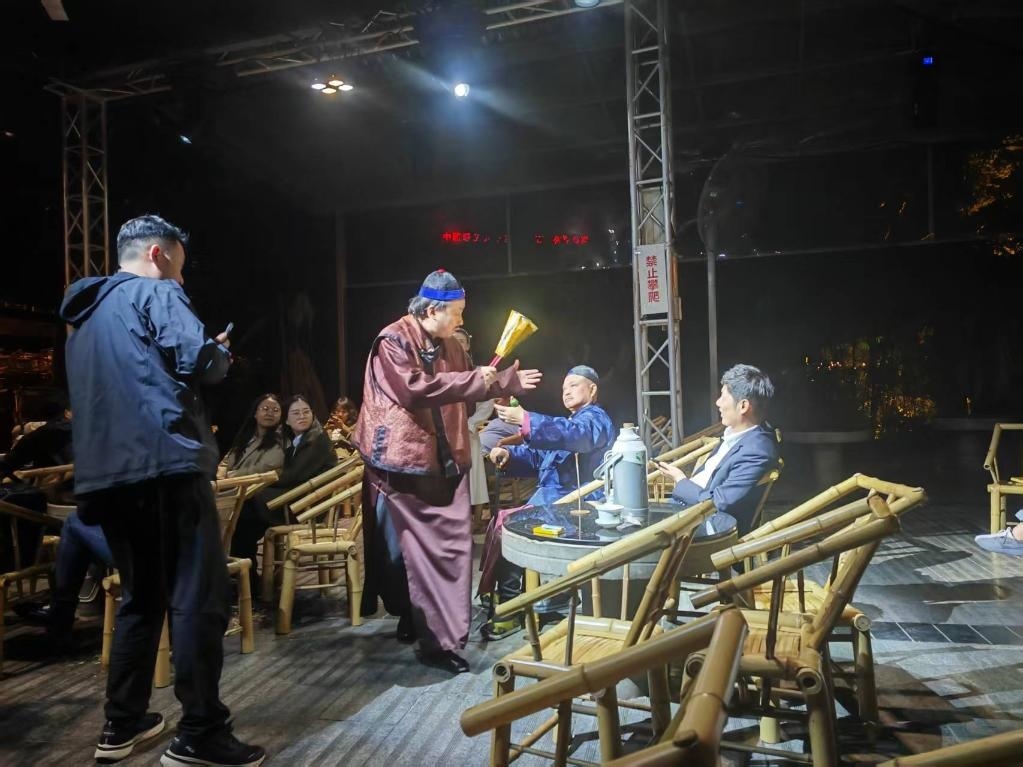 3月24日，《鶴鳴傳奇》在四川省成都市人民公園鶴鳴茶社演出。新華社記者 張海磊 攝