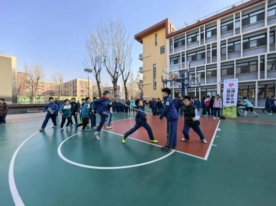 北京師范大學(xué)實(shí)驗(yàn)小學(xué)開展跳繩比賽。