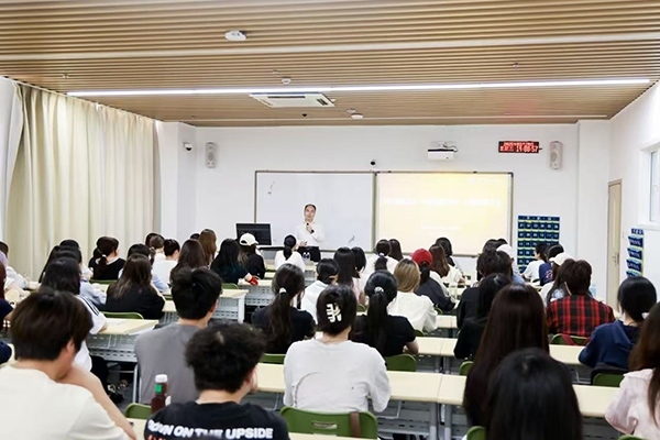 深圳職業(yè)技術(shù)大學(xué)黨委副書記、校長(zhǎng)許建領(lǐng)為學(xué)生授課。學(xué)校供圖