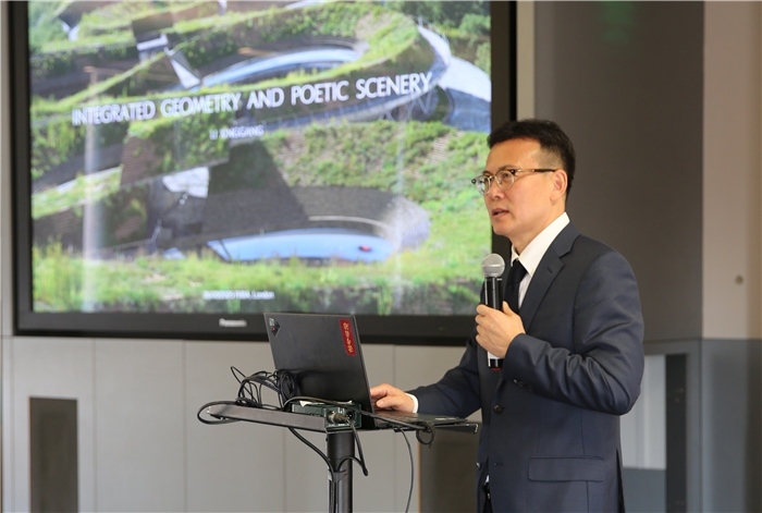 李興鋼院士做題為《勝景幾何》的主旨報告?；顒又鬓k方供圖