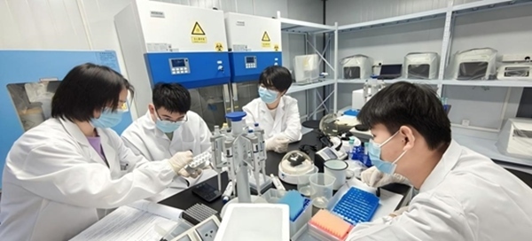 “個體基因解密實驗”預(yù)實驗課堂。東華大學(xué)供圖