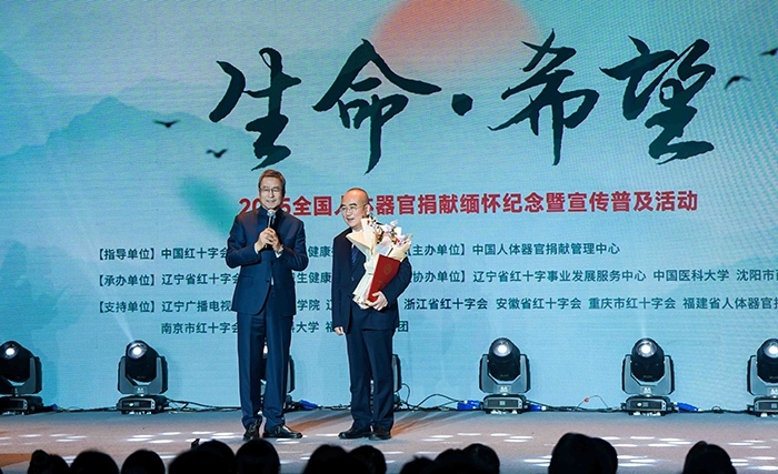 中國紅十字會(huì)副會(huì)長白巖松在現(xiàn)場采訪“人民英雄”張定宇教授。主辦方供圖