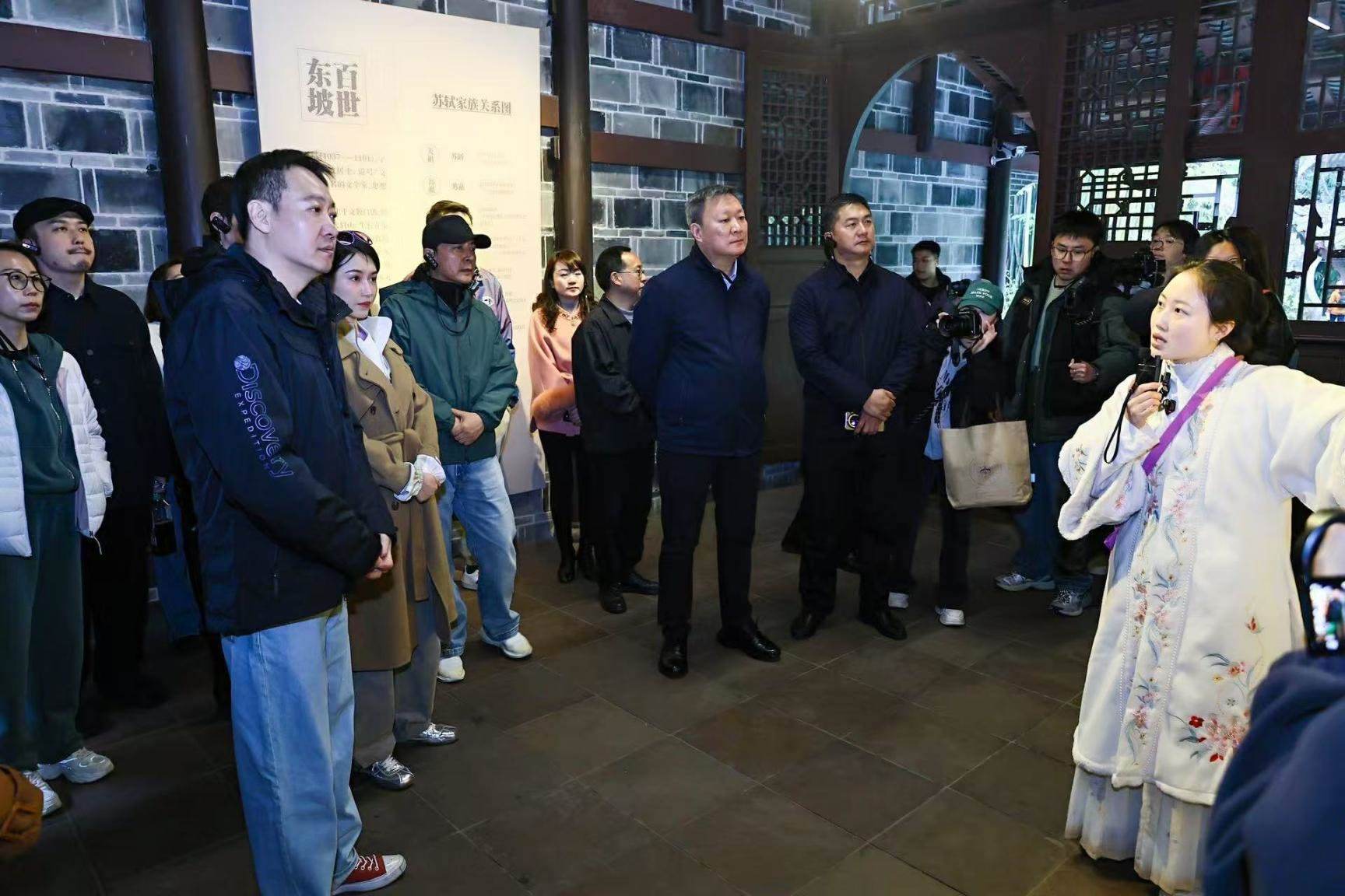 《蘇堤春曉》劇組在眉山三蘇祠參觀學習。受訪者供圖