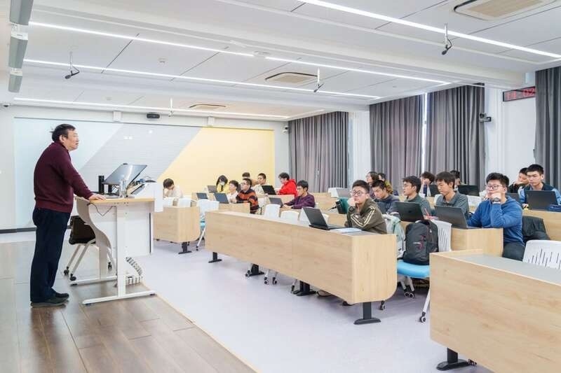 北航面向全校本科生開設(shè)《人工智能導論》通識必修課。校方供圖